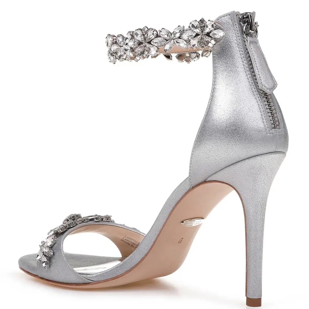 BADGLEY MISCHKA VALENTINE HEEL / SILVER / LIKE NEW